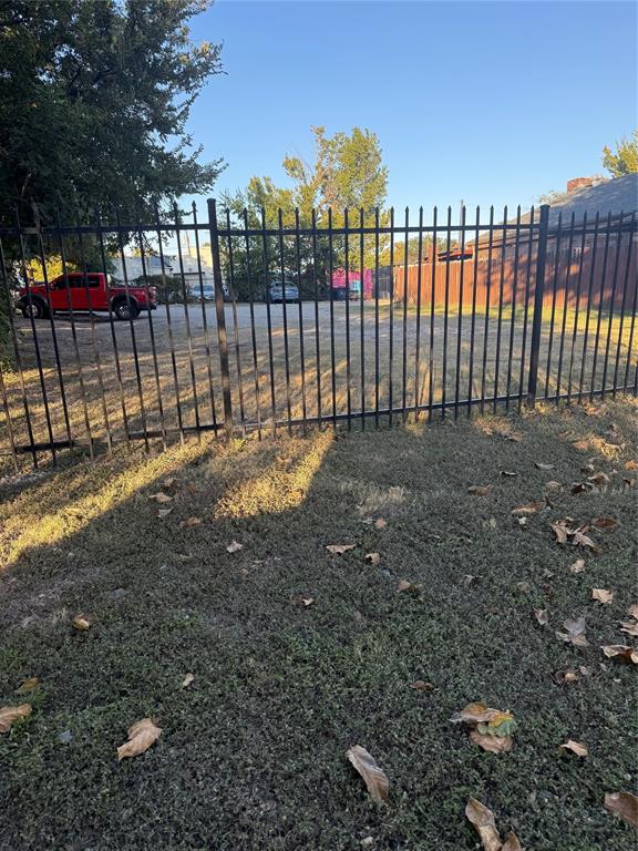 2439 Hawthorne Avenue - Photo 6