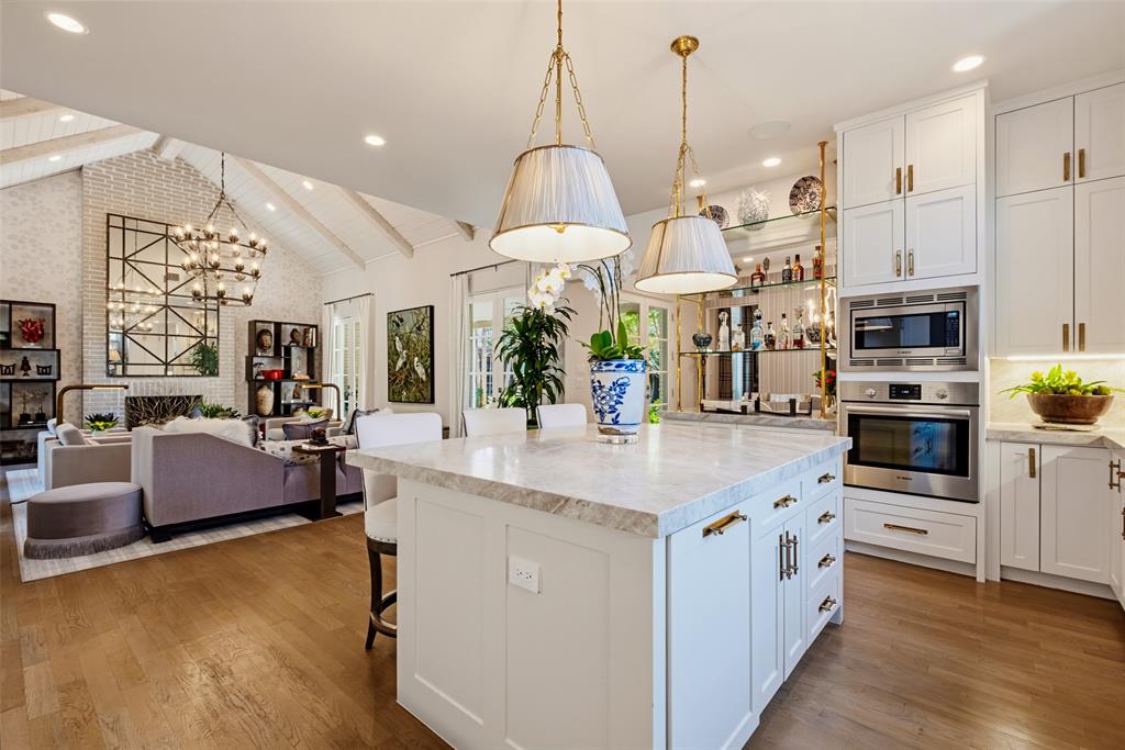 3716 N Versailles Avenue - Photo 10