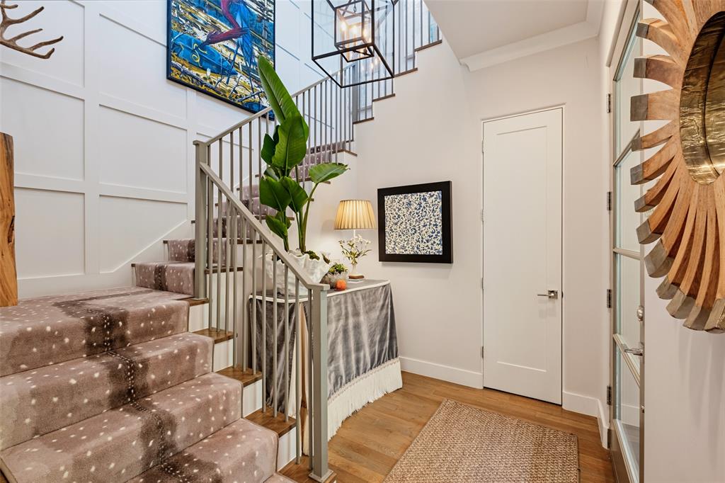 3716 N Versailles Avenue - Photo 3