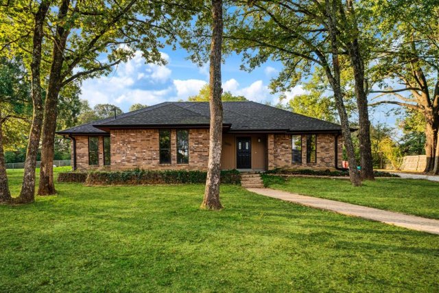 3820 Lakeshore Drive