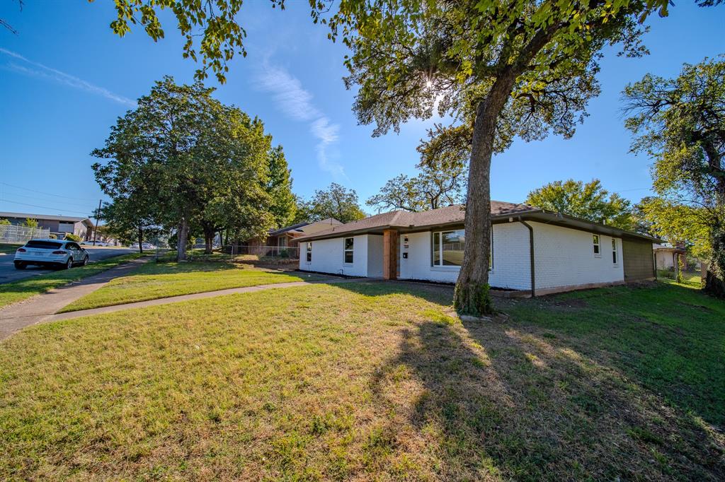 1216 Nokomis Avenue - Photo 2