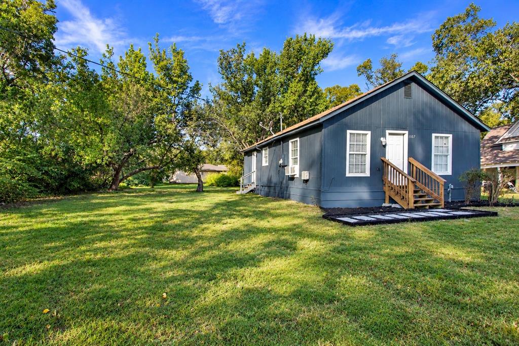 1107 Beech Street - Photo 1